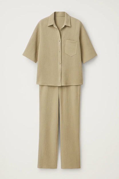 Completo in lino con camicia a maniche corte e pantaloni dritti