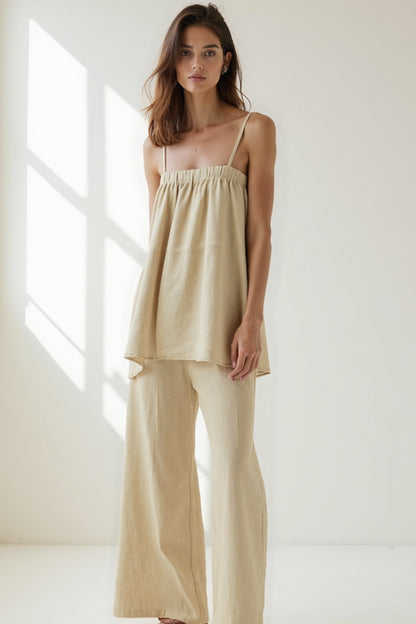 Completo in lino con top a spalline sottili e pantaloni a gamba larga
