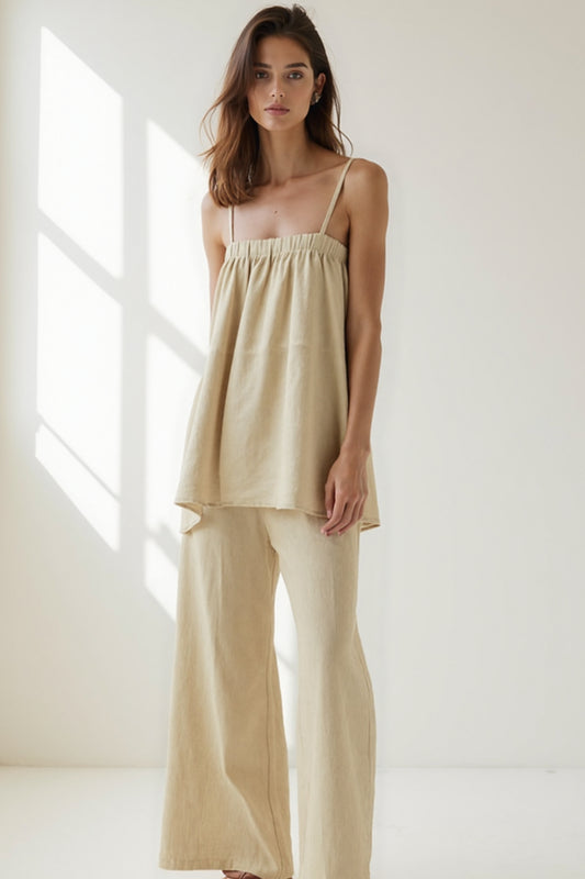 Completo in lino con top a spalline sottili e pantaloni a gamba larga