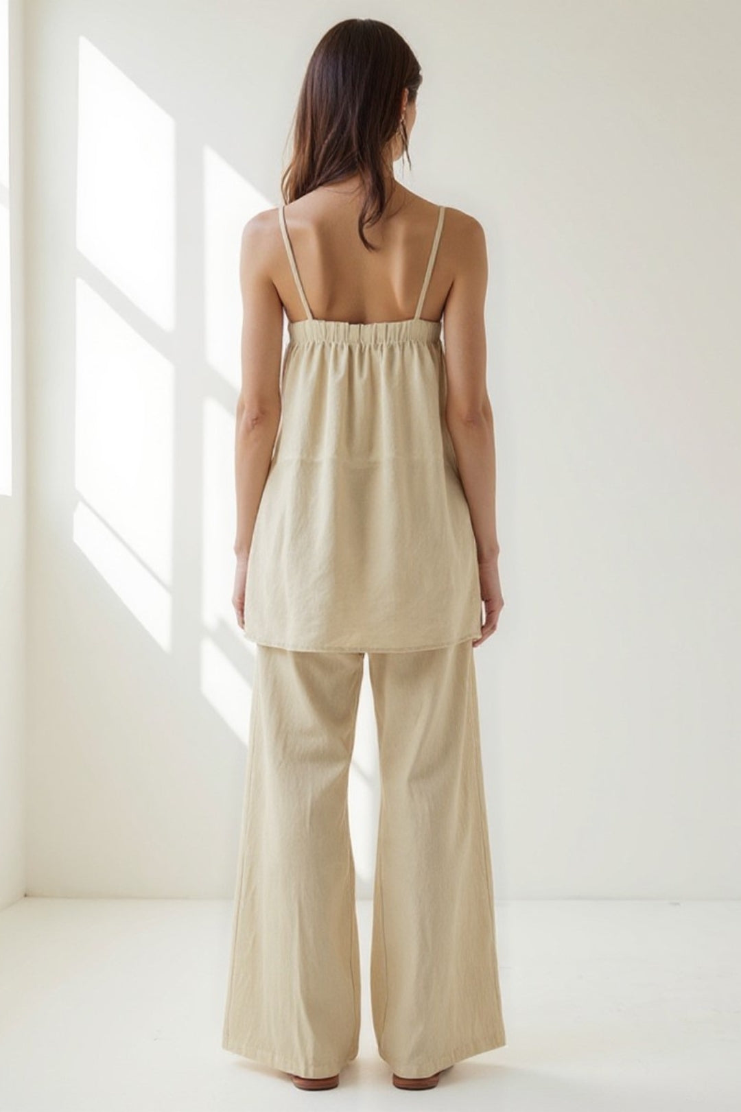 Completo in lino con top a spalline sottili e pantaloni a gamba larga