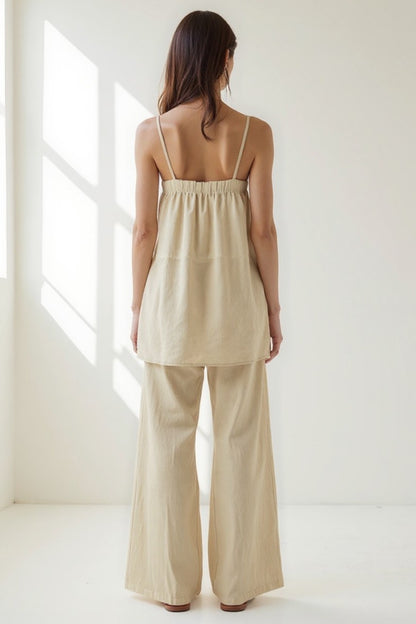 Completo in lino con top a spalline sottili e pantaloni a gamba larga