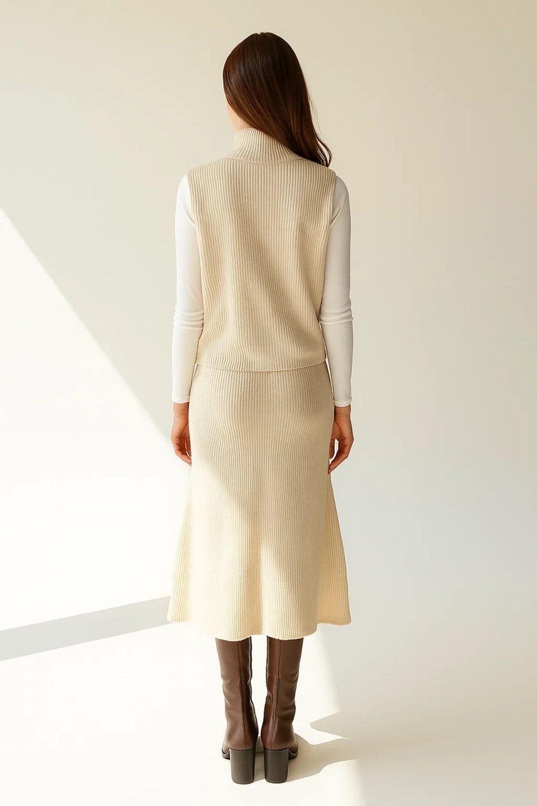 Completo in maglia a coste con top smanicato a collo alto e gonna midi | Beige chiaro | Elegante e confortevole