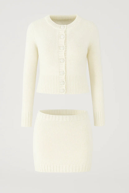 Completo in maglia con cardigan e minigonna coordinata