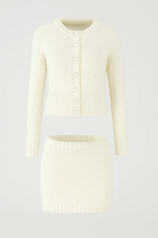 Completo in maglia con cardigan e minigonna coordinata
