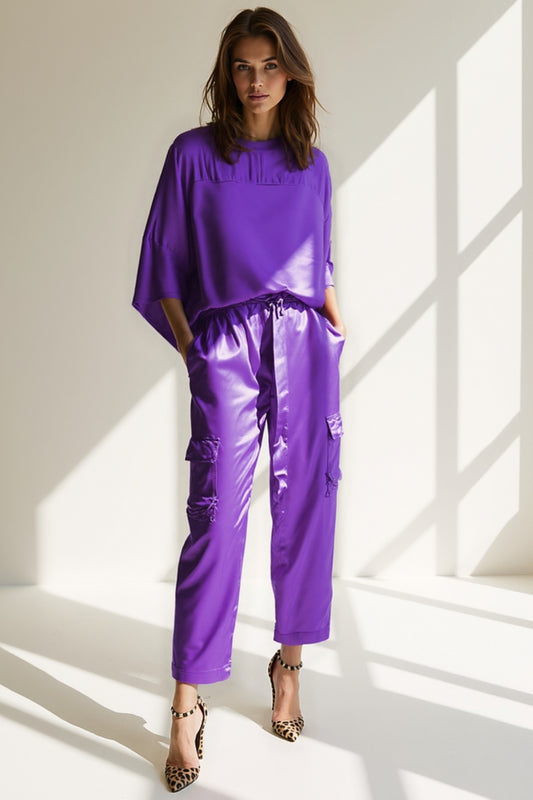 Completo in raso con maglia oversize e pantaloni cargo