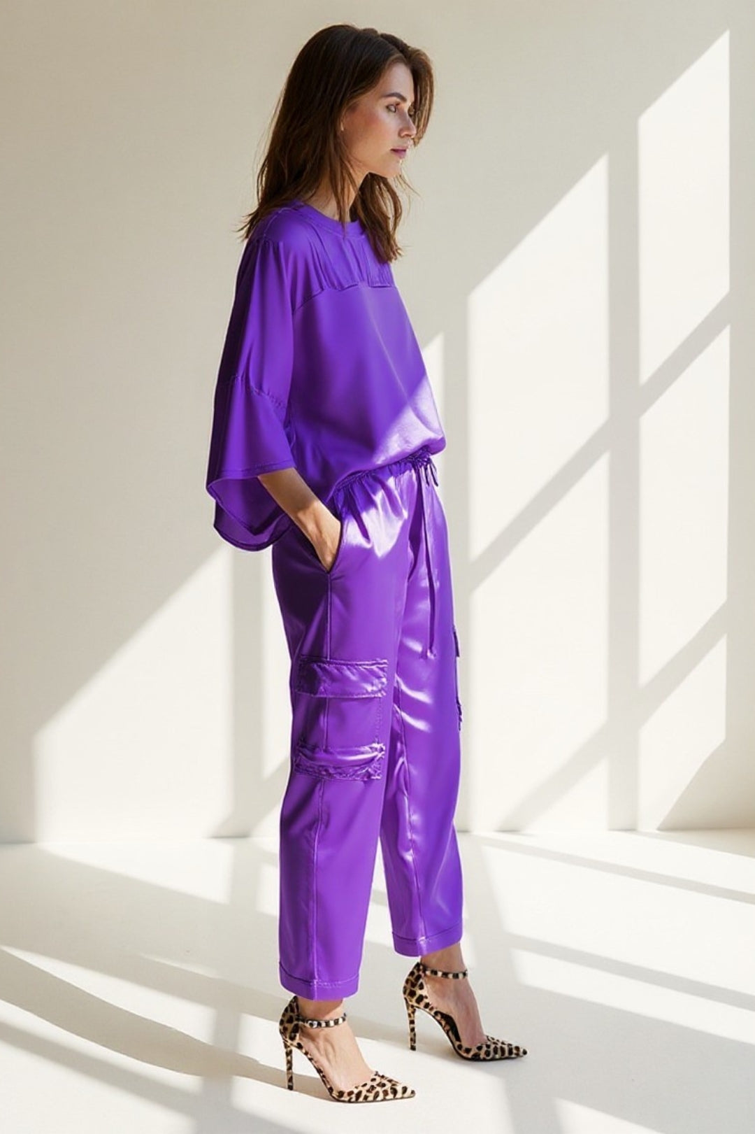 Completo in raso con maglia oversize e pantaloni cargo
