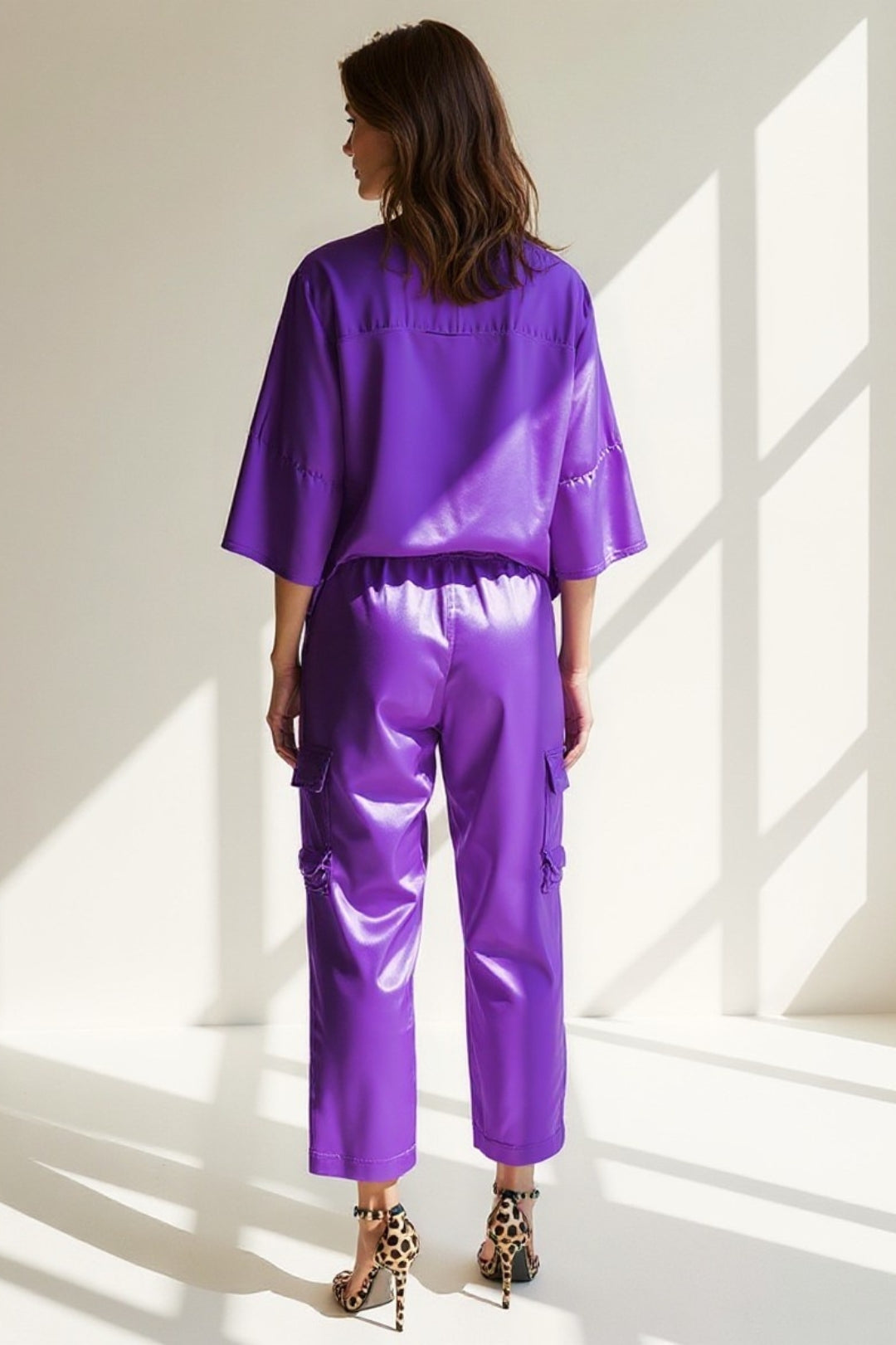 Completo in raso con maglia oversize e pantaloni cargo