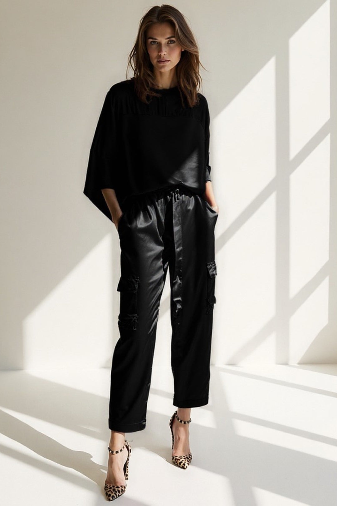 Completo in raso con maglia oversize e pantaloni cargo