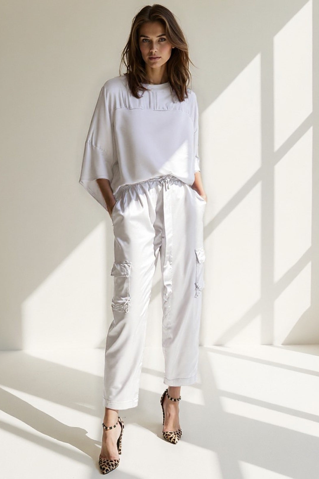Completo in raso con maglia oversize e pantaloni cargo