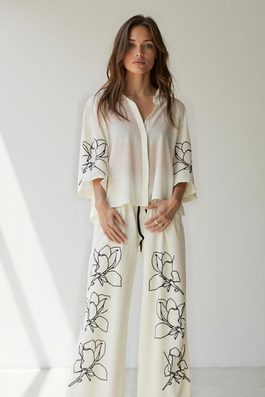 Completo in tessuto leggero con camicia ampia e pantaloni a gamba larga con stampa floreale | Bianco con fiori neri | Elegante e fresco