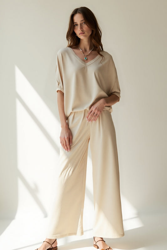 Completo loungewear beige | Blusa morbida con scollo a V e pantaloni ampi