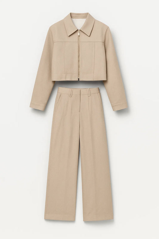 Completo minimal con giacca corta e pantaloni a vita alta