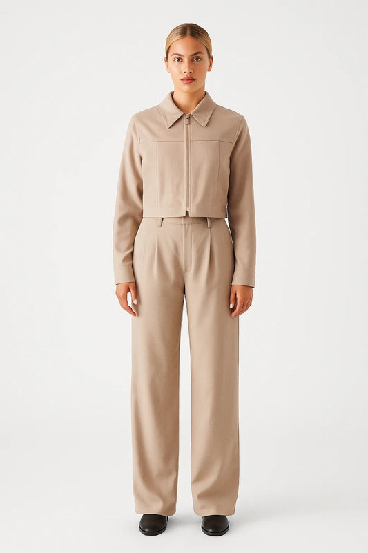 Completo minimal con giacca corta e pantaloni a vita alta
