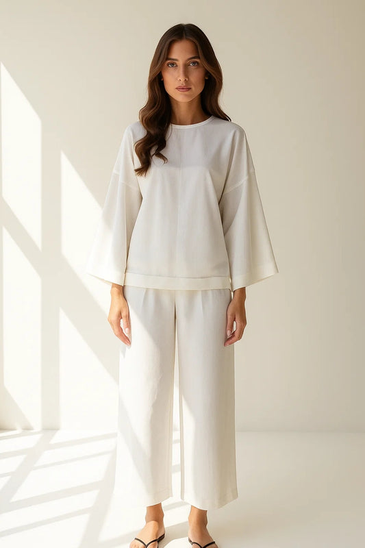 Completo minimal con maglia a maniche ampie e pantaloni larghi | Look monocromatico