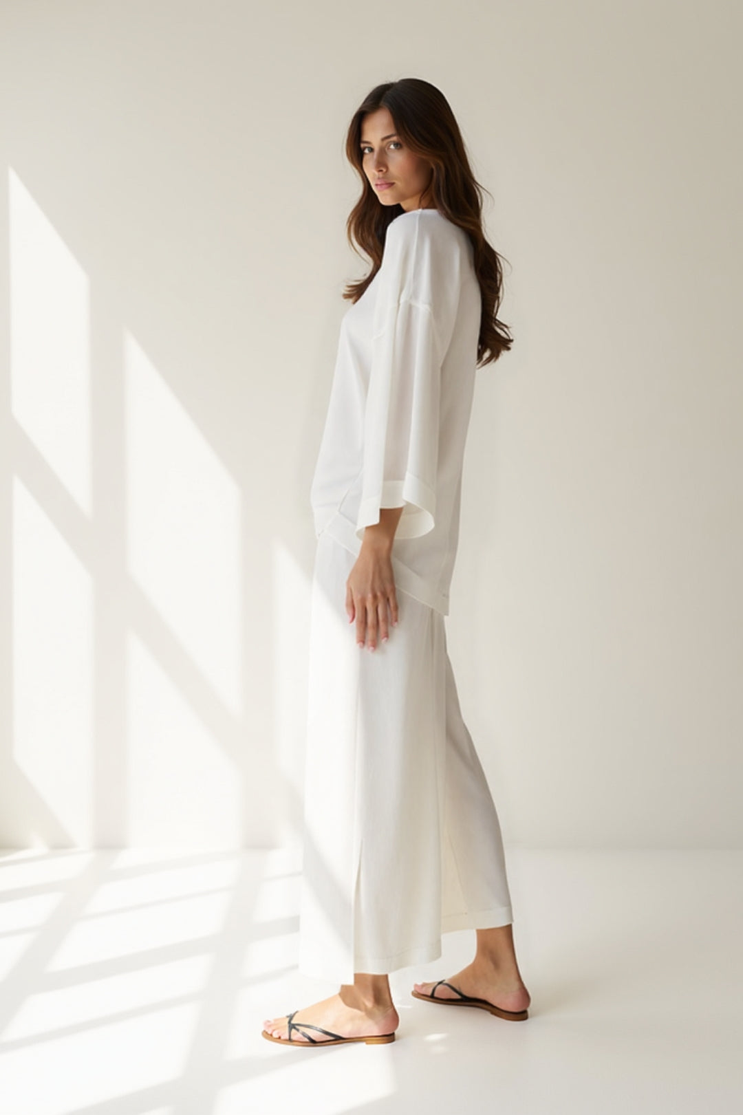 Completo minimal con maglia a maniche ampie e pantaloni larghi | Look monocromatico