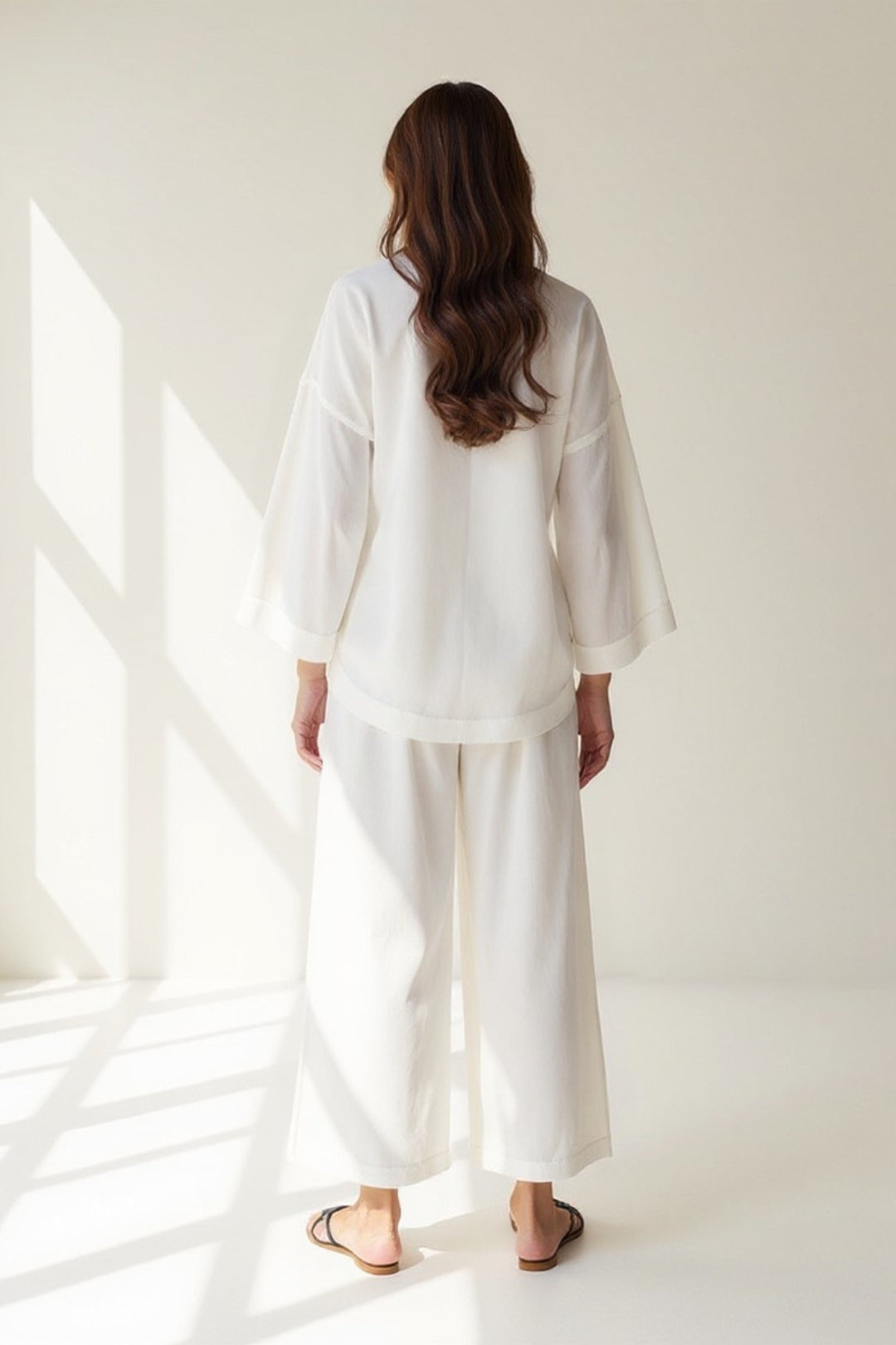 Completo minimal con maglia a maniche ampie e pantaloni larghi | Look monocromatico
