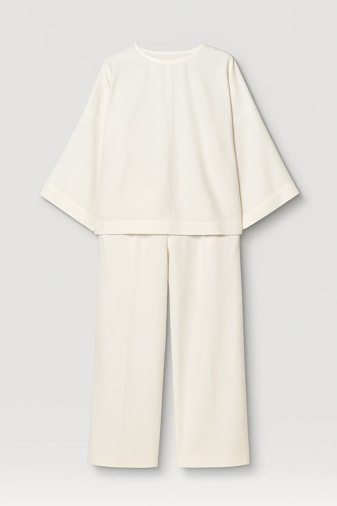 Completo minimal con maglia a maniche ampie e pantaloni larghi | Look monocromatico