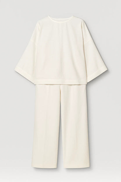 Completo minimal con maglia a maniche ampie e pantaloni larghi | Look monocromatico
