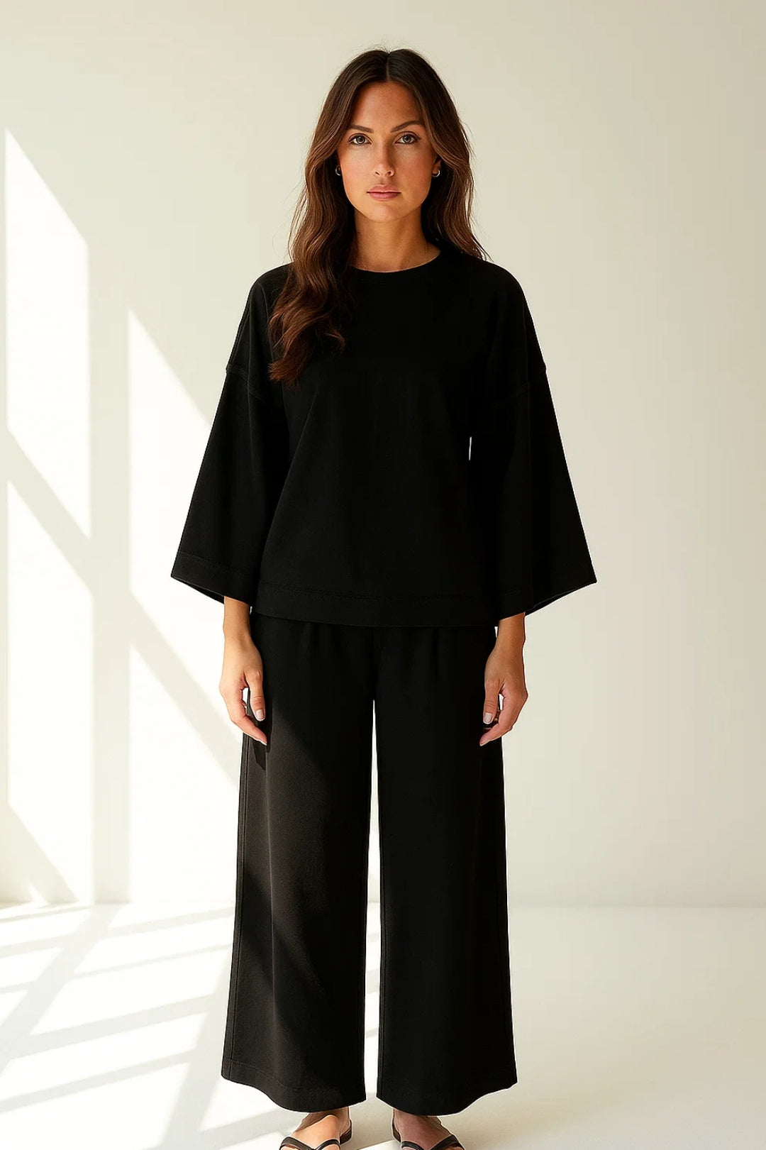 Completo minimal con maglia a maniche ampie e pantaloni larghi | Look monocromatico