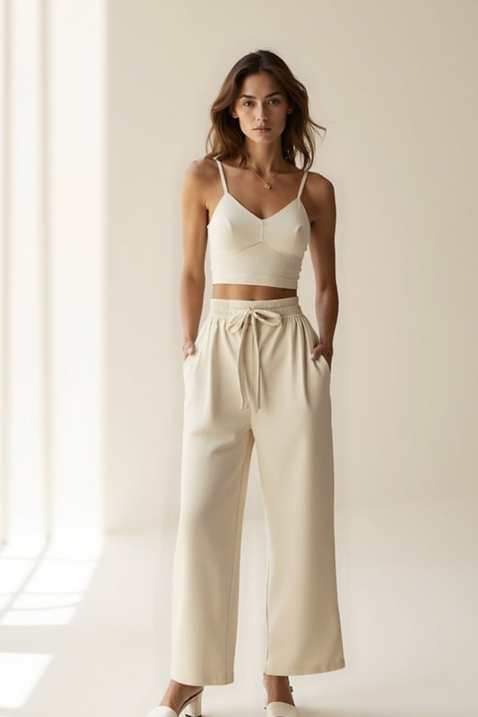 Completo minimal in tessuto fluido | Top con spalline sottili e pantaloni larghi