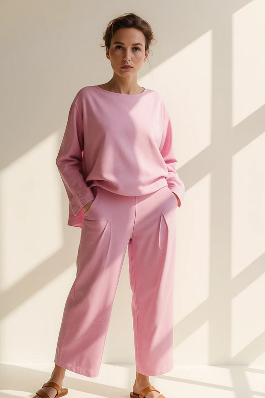 Completo minimalista con maglia a maniche lunghe e pantaloni a gamba larga