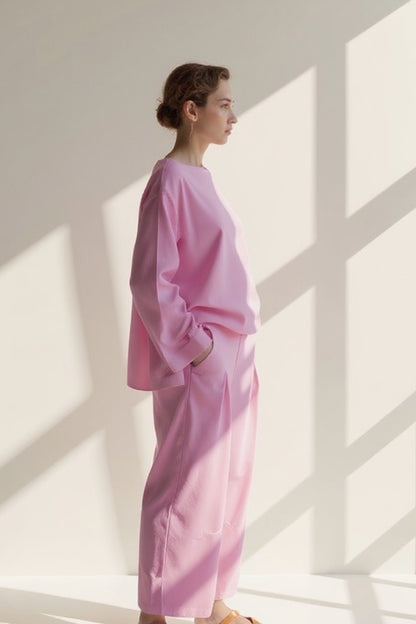 Completo minimalista con maglia a maniche lunghe e pantaloni a gamba larga