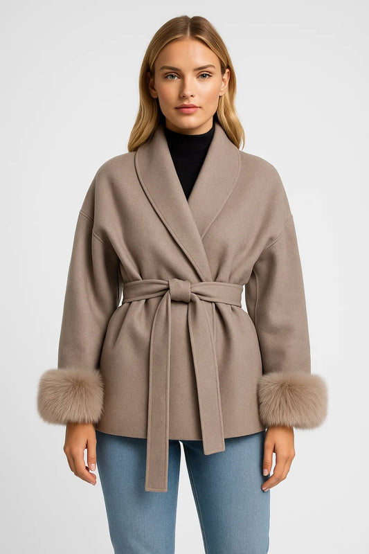 Giacca avvolgente con cintura e polsini in pelliccia