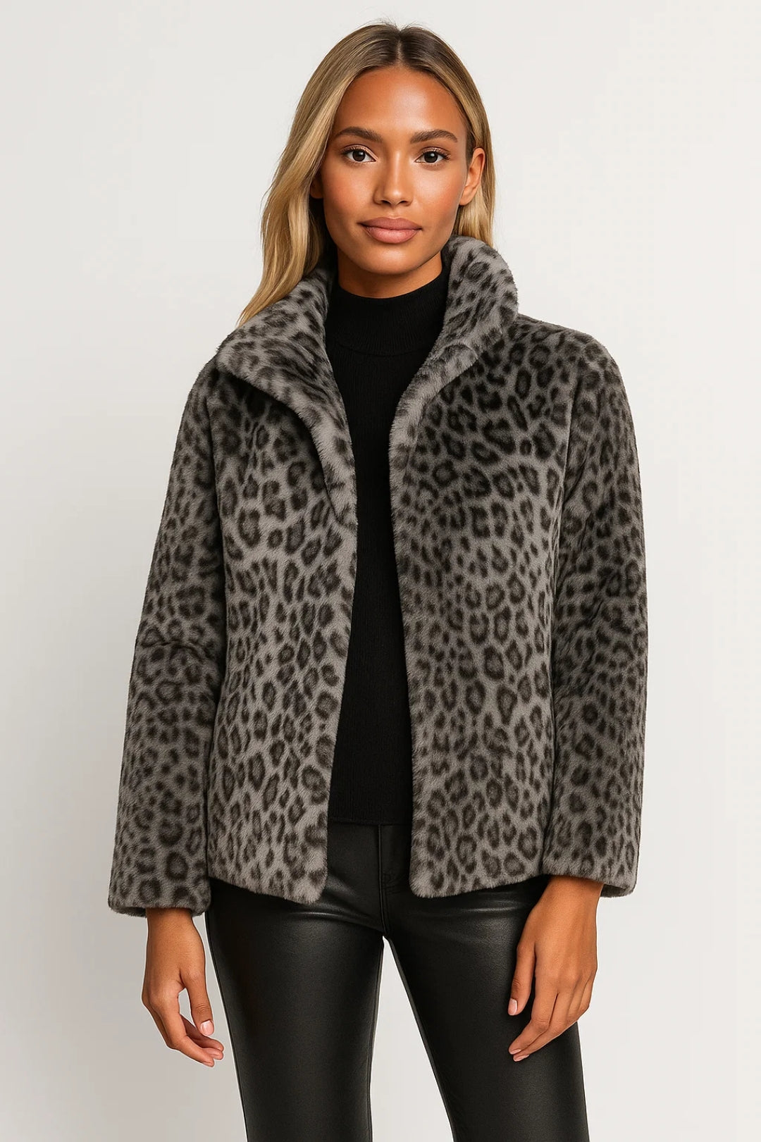 Giacca corta effetto pelliccia con stampa leopardata