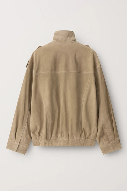 Giacca corta stile utility con spalle strutturate | Look urbano e funzionale