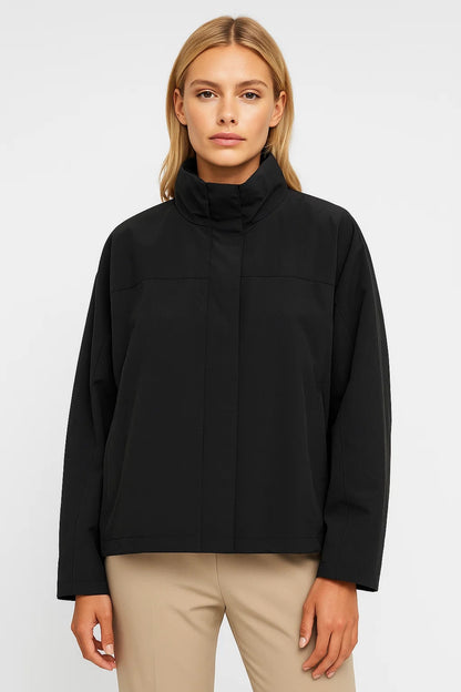 Giacca minimalista con collo alto