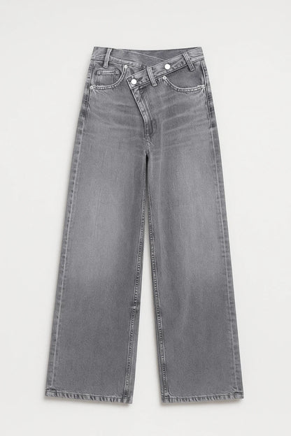 Jeans a gamba larga con vita alta e dettaglio crossover