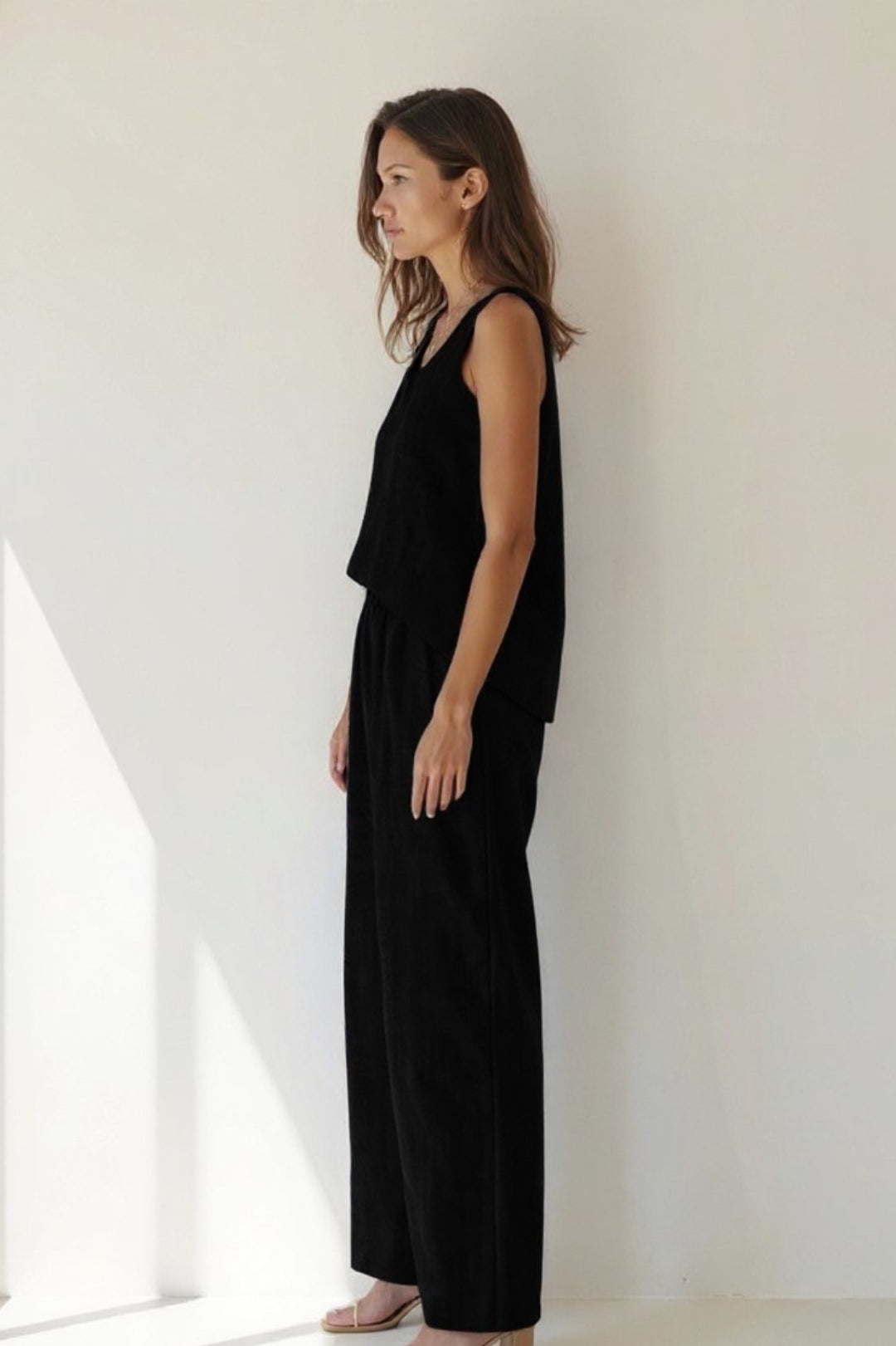 Completo estivo con top smanicato e pantaloni larghi | Dettaglio ricamato sul retro