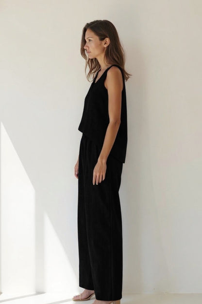 Completo estivo con top smanicato e pantaloni larghi | Dettaglio ricamato sul retro