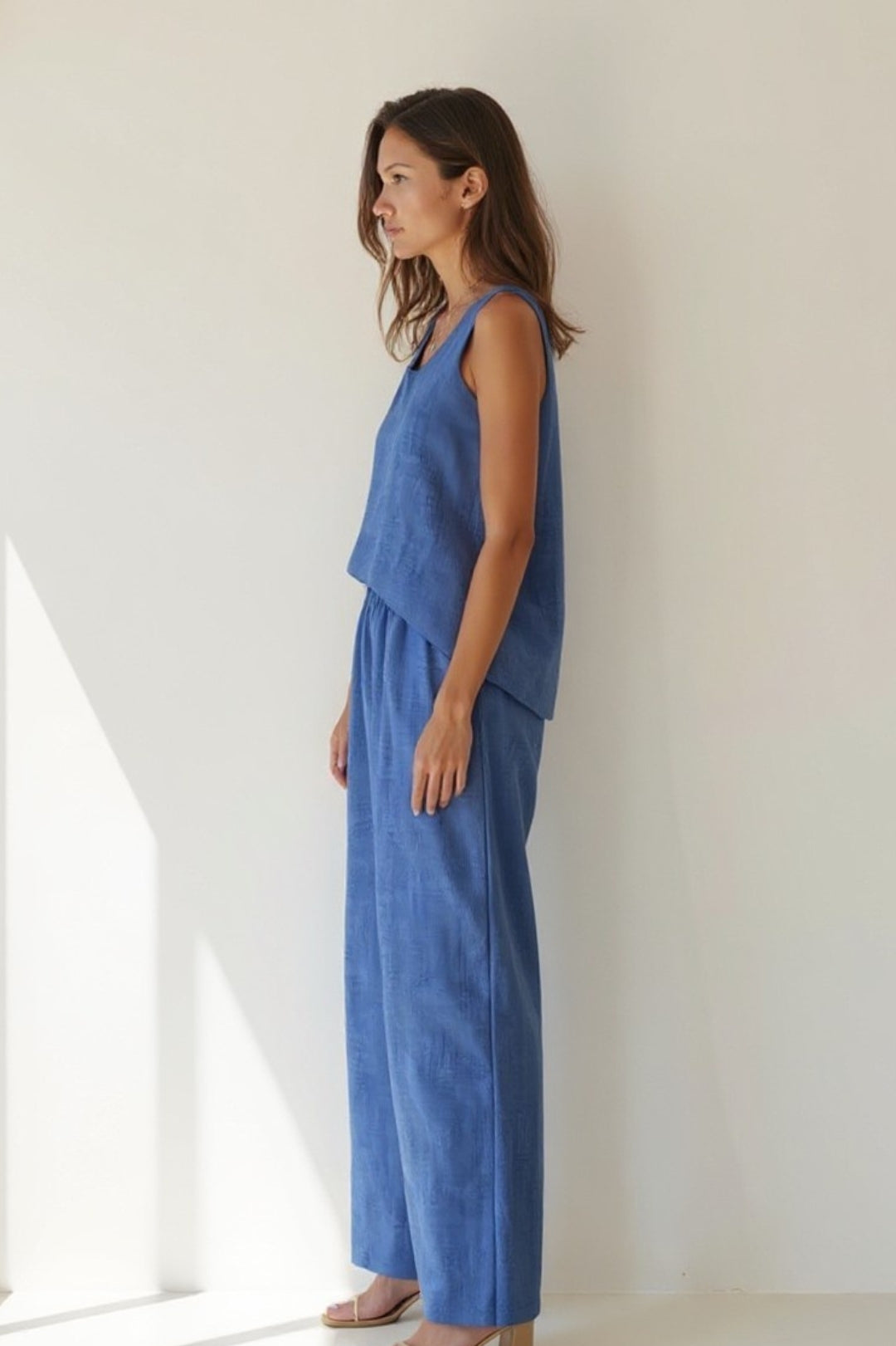 Completo estivo con top smanicato e pantaloni larghi | Dettaglio ricamato sul retro