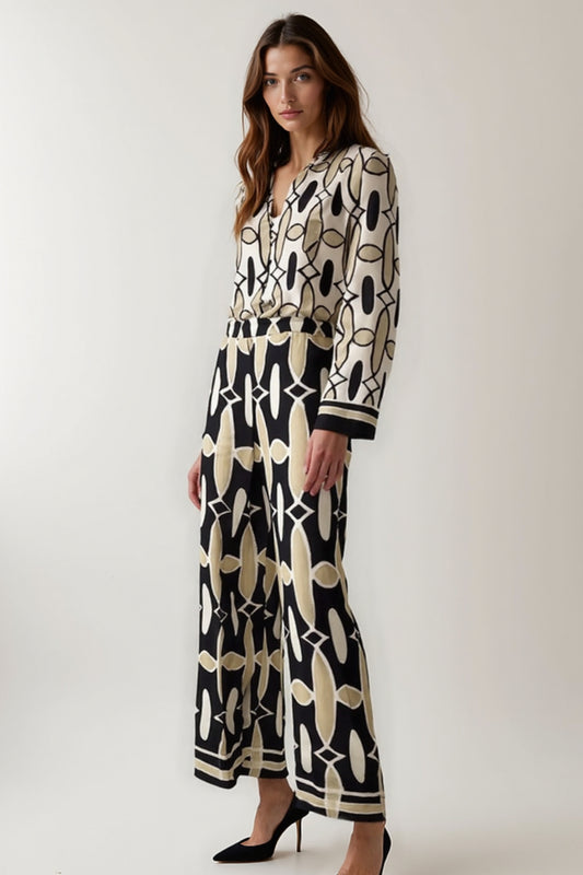 Completo elegante a fantasia grafica | Blusa con scollo a V e pantaloni ampi