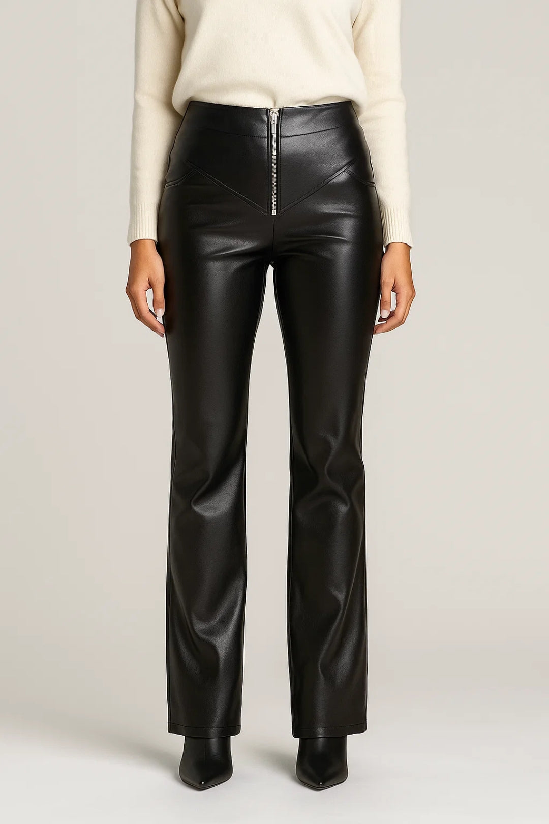 Pantaloni svasati effetto pelle con zip frontale