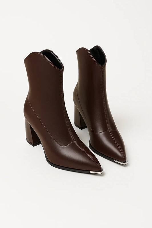 Stivaletti a punta con tacco largo e dettaglio metallico