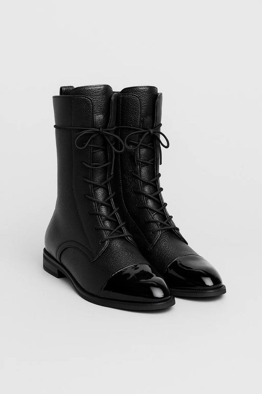 Stivaletti stringati con punta lucida