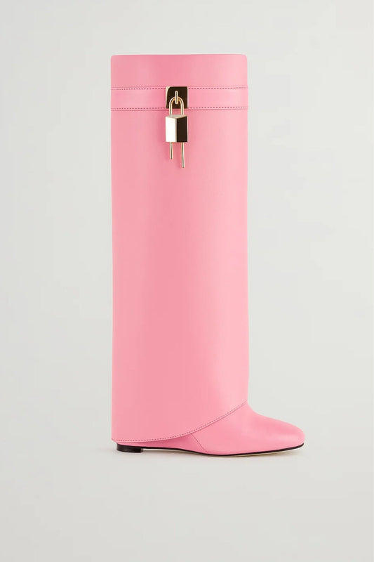 Stivali alti con dettaglio lucchetto decorativo