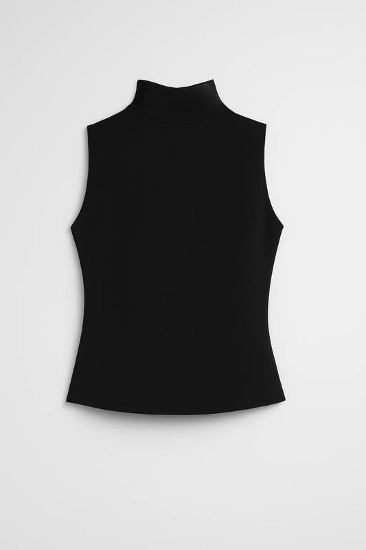 Top smanicato con collo alto e linea aderente