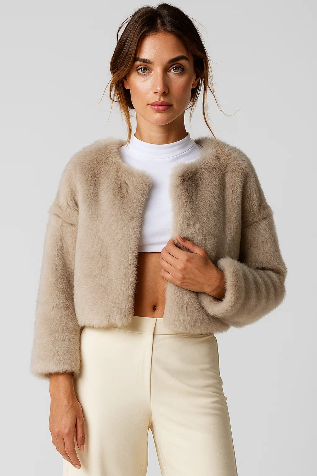 Giacca corta in eco-pelliccia | Disponibile in beige chiaro e nero