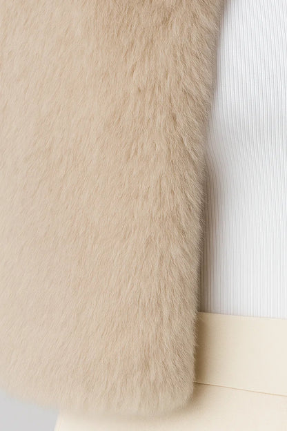 Giacca corta in eco-pelliccia | Disponibile in beige chiaro e nero