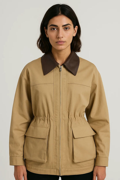Giacca beige con colletto a contrasto e tasche applicate