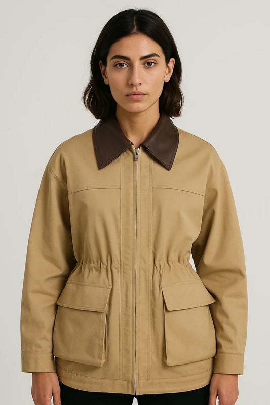 Giacca beige con colletto a contrasto e tasche applicate