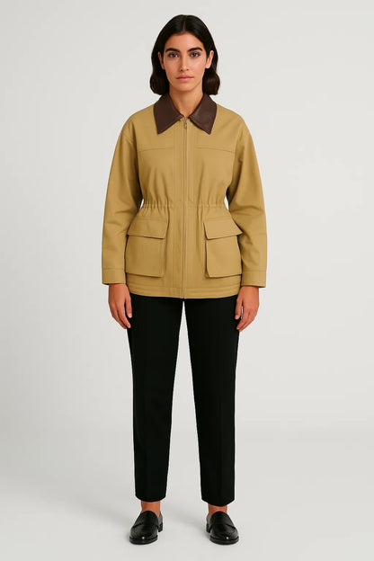 Giacca beige con colletto a contrasto e tasche applicate