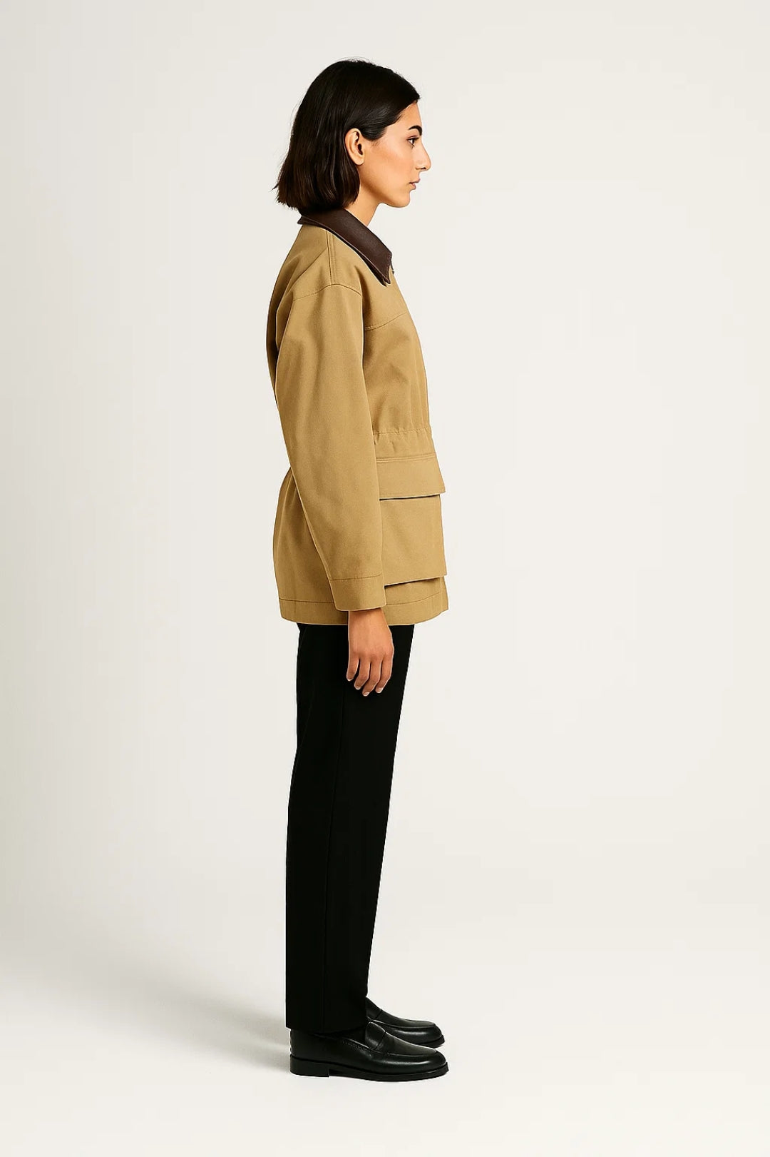 Giacca beige con colletto a contrasto e tasche applicate
