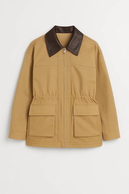 Giacca beige con colletto a contrasto e tasche applicate