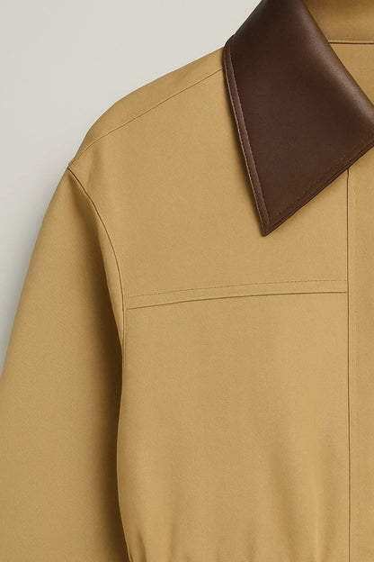 Giacca beige con colletto a contrasto e tasche applicate