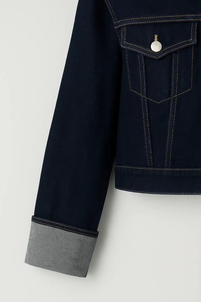 Giacca corta in denim scuro | Stile casual con bottoni a contrasto