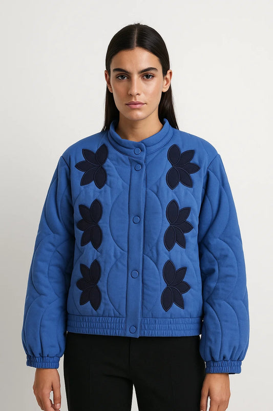 Giacca trapuntata blu con ricami floreali e collo alto
